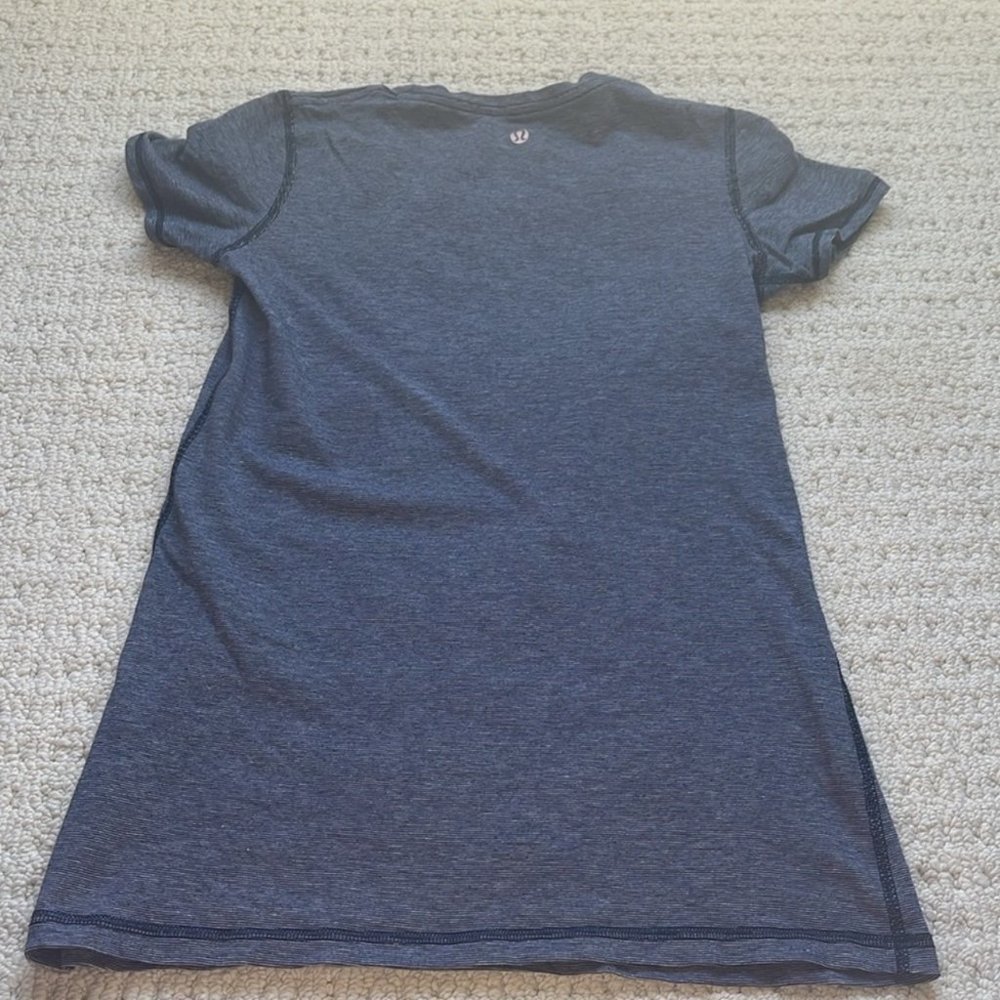 SOLDLululemon Lively Crewneck Tee Vitasea in White Black Mircostripe Size XS 2/4 - Picture 7 of 11